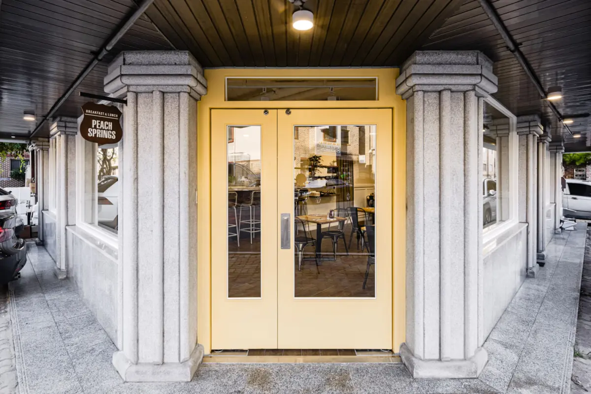 옐로우 도어가 반기는 피치스프링스 카페 외관